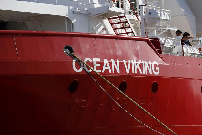 Ocean Viking a Pozzallo, ultimato lo sbarco dei 104 migranti