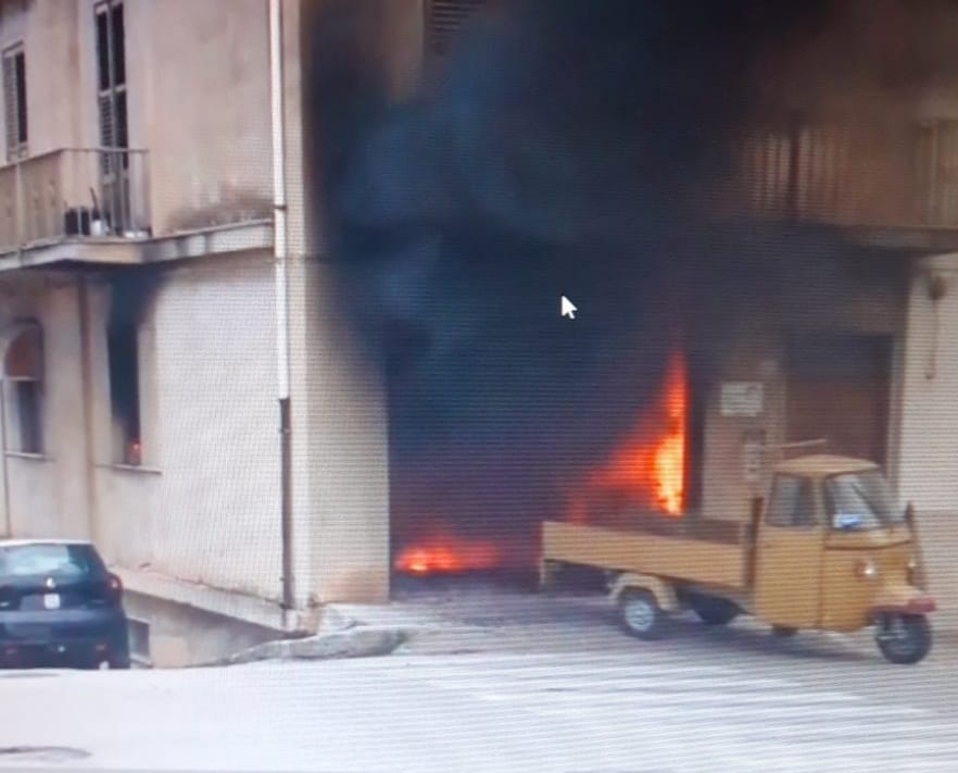 Ispica: incendio carrozzeria in via Vittorio Veneto, evacuate le scuole adiacenti
