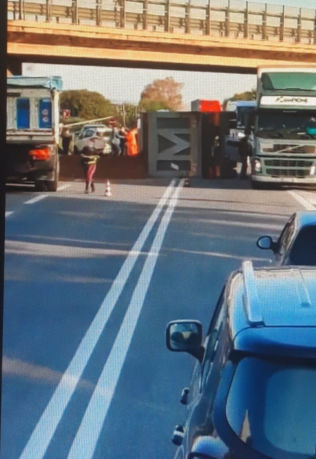Camion carico di sabbia si ribalta sulla Ragusa – Catania, nessun ferito