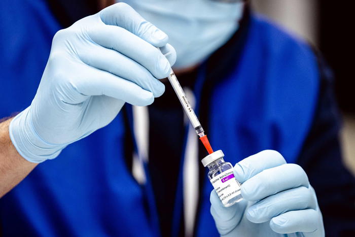 Aifa, sospensione precauzionale del vaccino AstraZeneca
