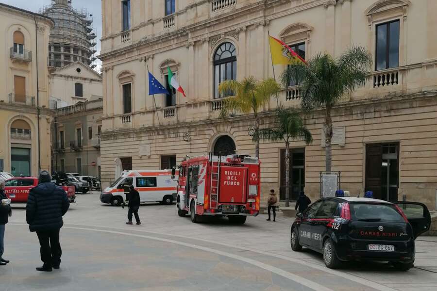Comiso, minaccia di darsi fuoco, il sindaco e alcuni dipendenti evitano il peggio