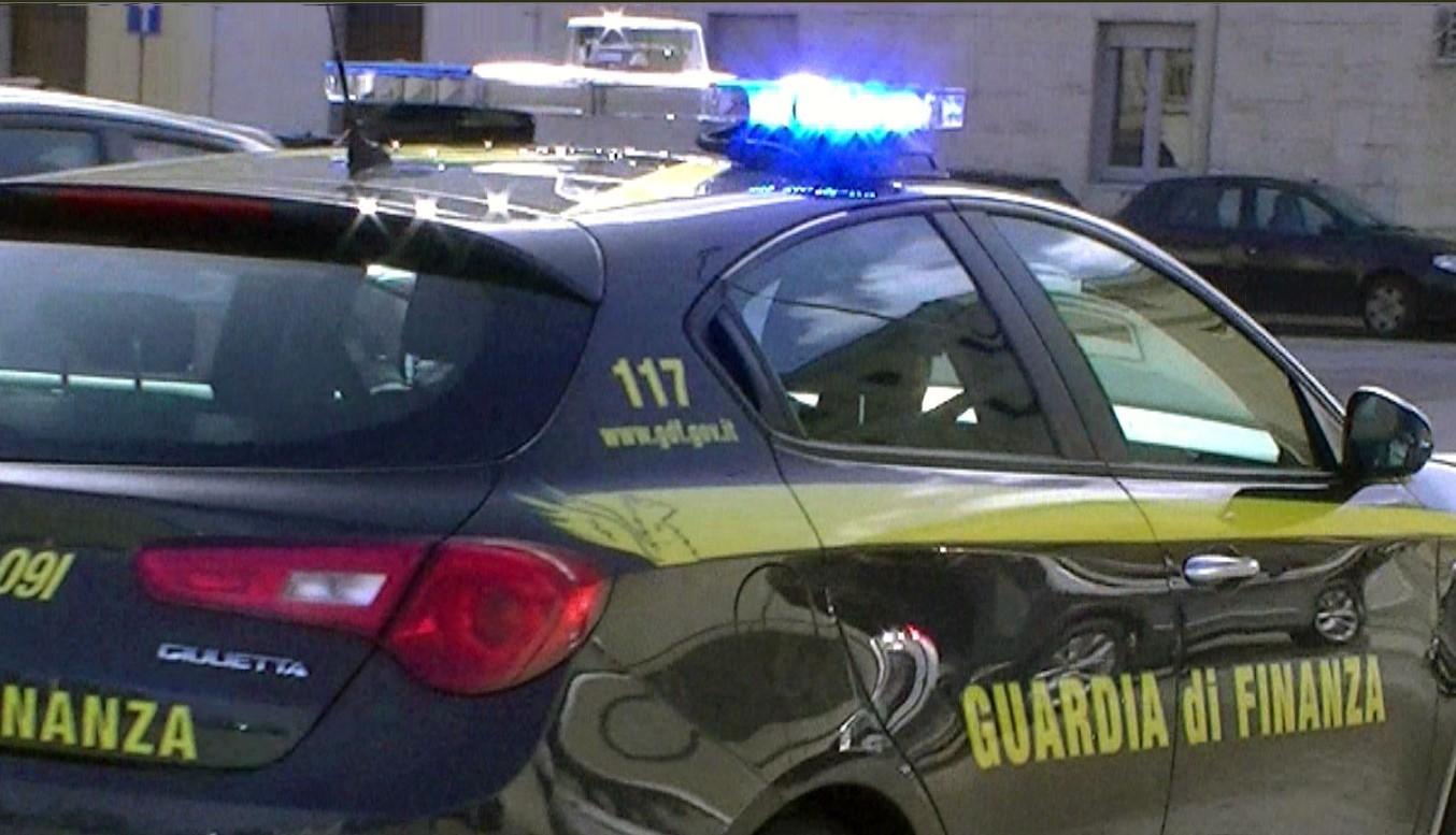 Mancato rispetto delle misure  anti covid, le Fiamme Gialle chiudono un bar e sanzionano i clienti