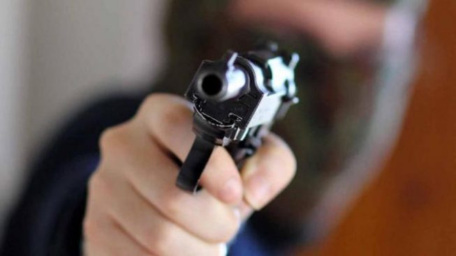 Punta la pistola a due poliziotti e prova a scappare, arrestato