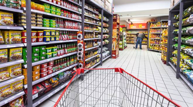 Positivo al covid va a fare la spesa, uomo sanzionato e supermercato chiuso