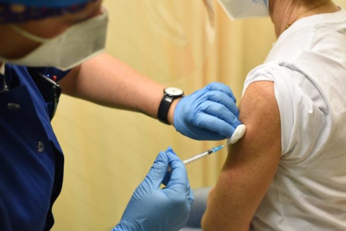 Salute, la Regione  invita  a vaccinarsi contro il Covid. Volo: «Diventi un’abitudine, a tutela dei più fragili»