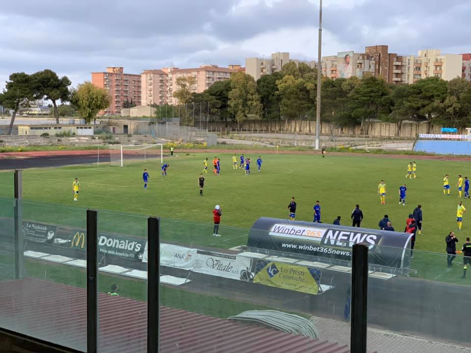 Il Ragusa regge un tempo, poi resta in dieci e il Giarre dilaga e vince