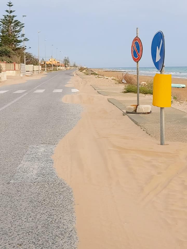 Strade e marciapiedi invase dalla sabbia alla Marza, bisogna trovare una soluzione