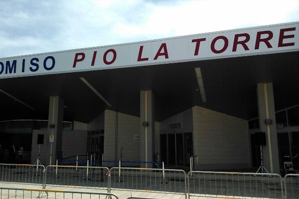 Prova a imbarcarsi sul volo per Milano con documento falso, arrestato un albanese