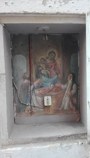 E la presa dove la metto, dove la metto non si sa. Ah ecco, qui al centro del dipinto
