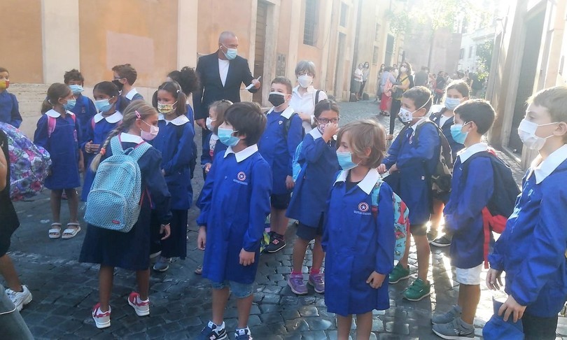 Confermato l’obbligo di mascherina a scuola per bambini da 6 a 12 anni