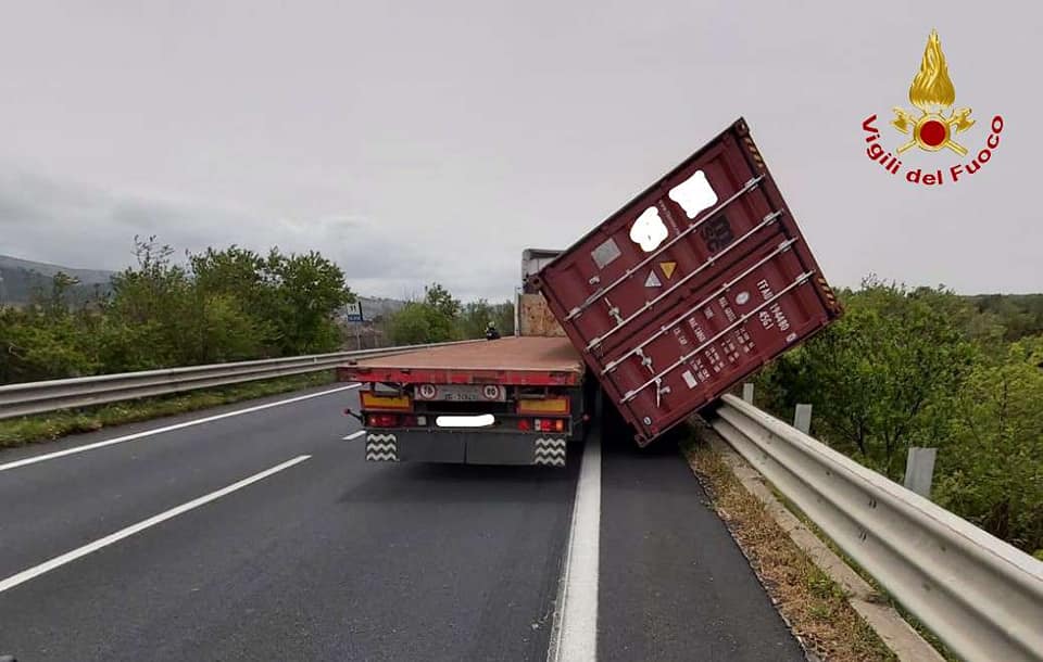 Il forte vento crea disagi sulla Ragusa – Catania, danni per due tir in difficoltà