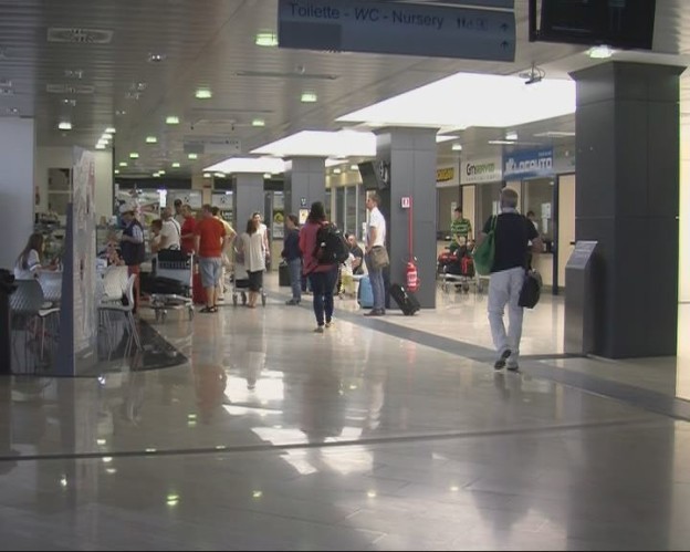 Voleva volare senza biglietto: straniero arrestato da Polizia e Carabinieri all’aeroporto di Comiso