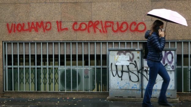 Coprifuoco alle 22, liberi di stare a casa con riaperture parziali o totali