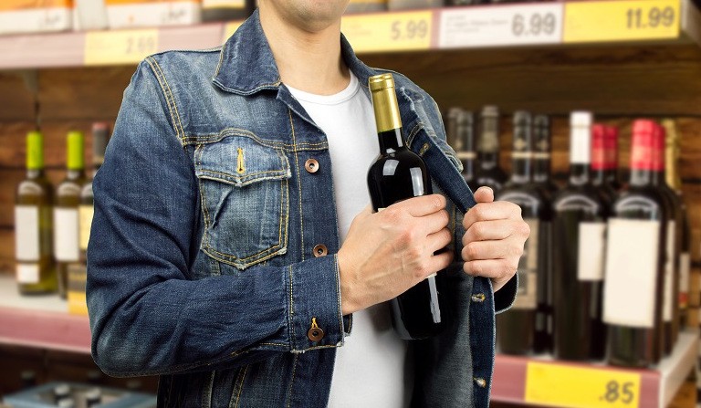 Ruba bottiglie di liquori dal supermercato, non sa come fare a mantenere i figli
