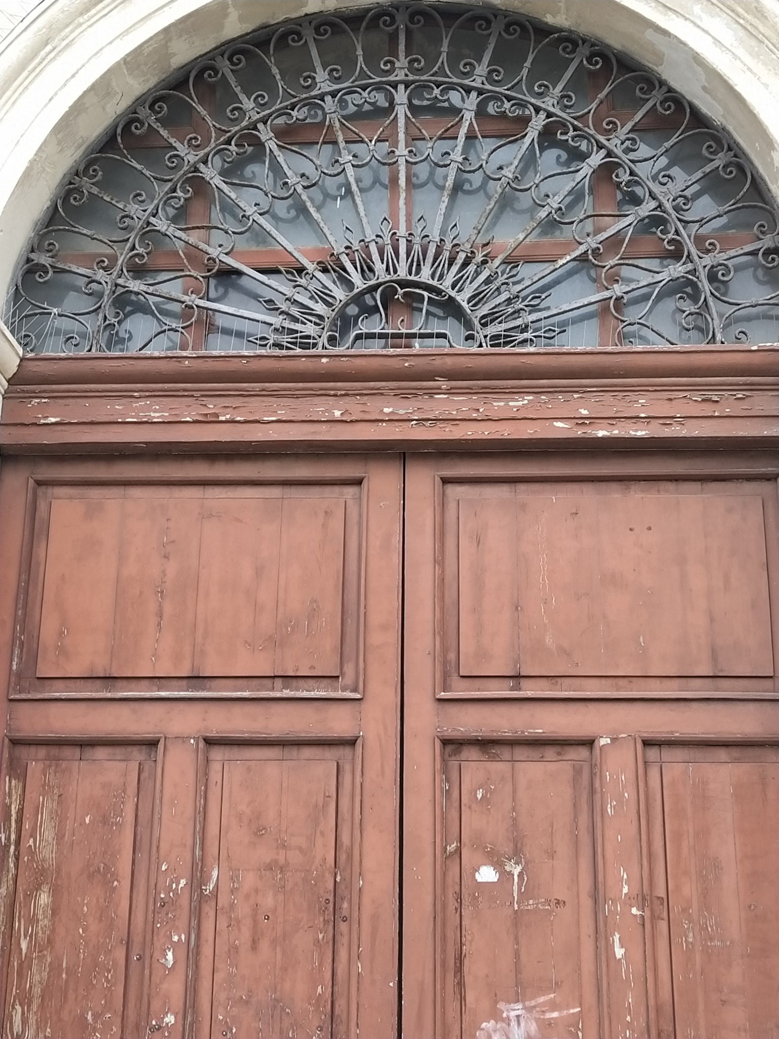 Modica, il portone decrepito della scuola Santa Teresa e il contrasto con via Blandini