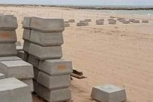 Cemento sulla spiaggia di Montalbano, scoppia protesta a Donnalucata