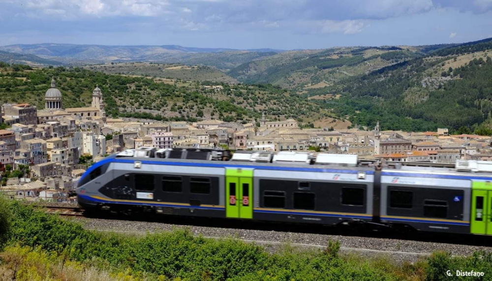 Alla riscoperta del Val di Noto, dal 13 giugno riparte il treno “Barocco – line”