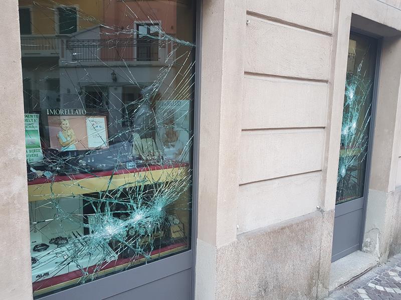 Altro furto in gioielleria in pieno centro a Modica, rubati i gioielli dalla vetrina
