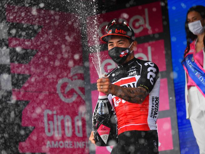 Giro d’Italia: A Cattolica vince Ewan, Caruso perde il capitano, tiene Nibali, De Marchi resta in rosa