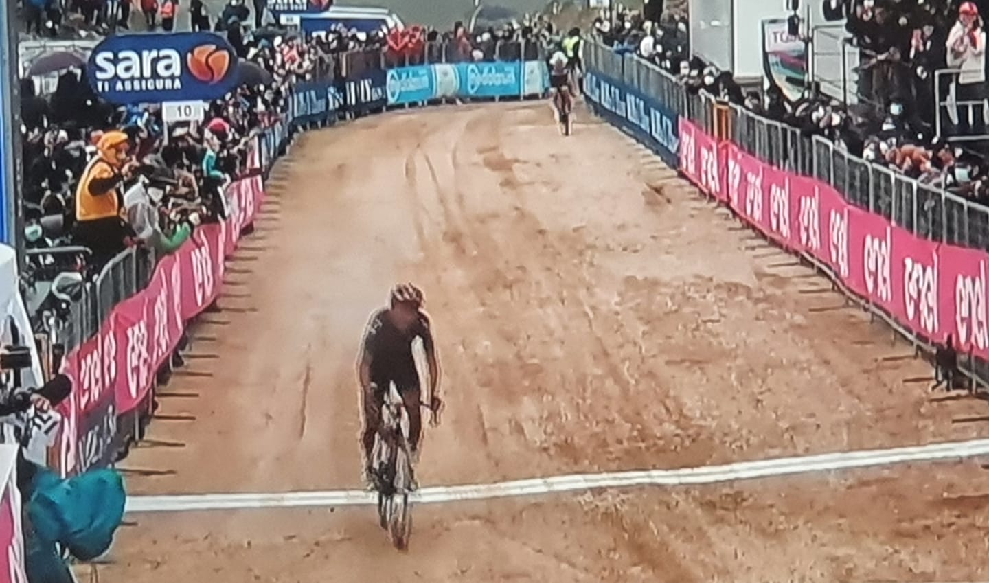 Giro d’Italia: Bernal vince la nona tappa ed è maglia rosa, Caruso scivola al settimo posto