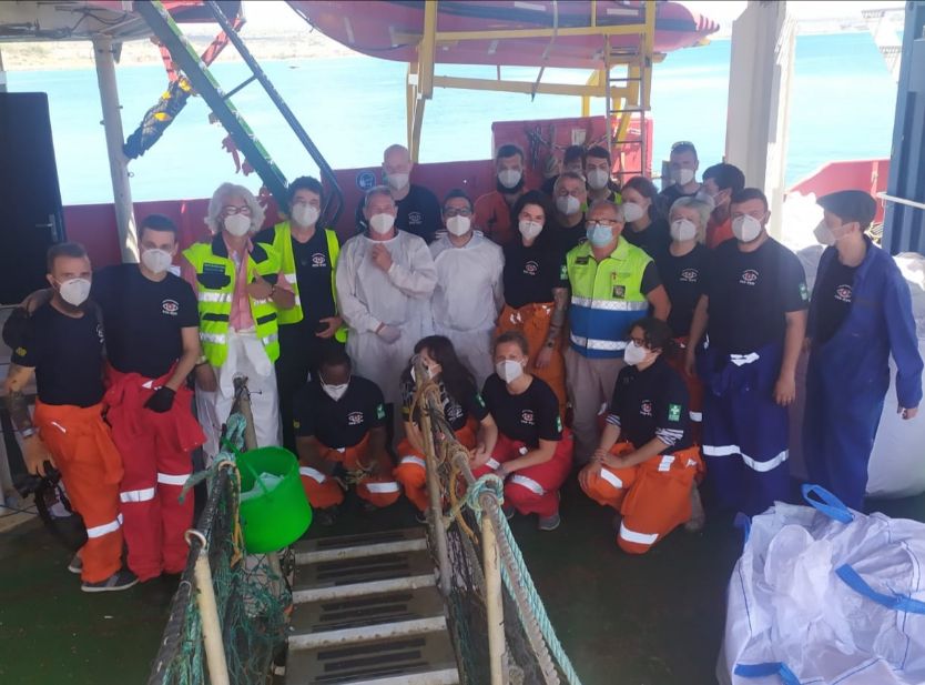 Terminato lo sbarco dalla “Sea Eye 4”, tutti i tamponi negativi, la nave tedesca lascia Pozzallo