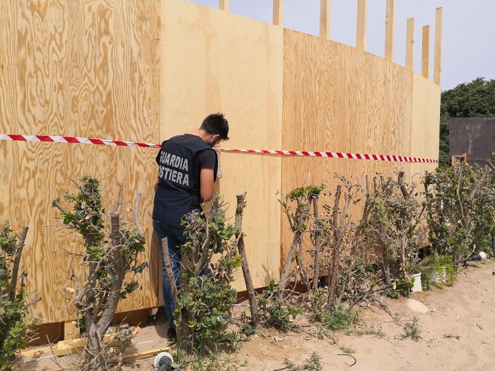 Santa Croce: La Guardia Costiera sequestra uno stabilimento balneare