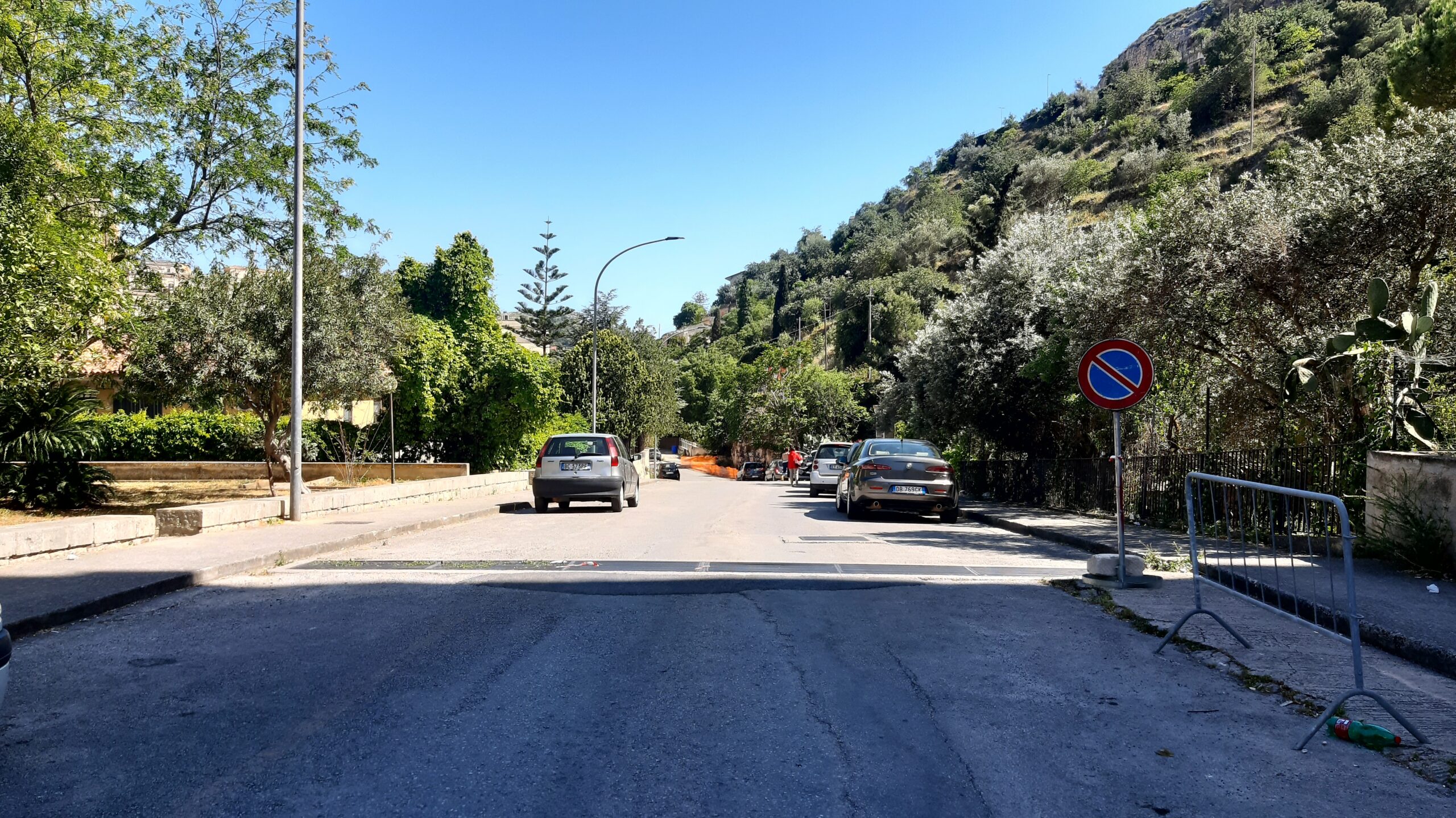 Gli stalli di via Caccamo a Modica tornano ad essere strisce bianche