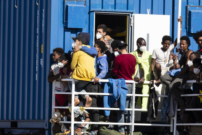 Pozzallo: oggi 400 migranti lasceranno l’hot spot. Il Questore assicura un rafforzamento delle forze dell’ordine in città