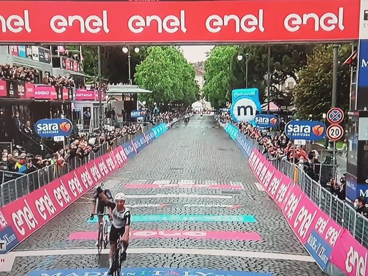 Giro d’Italia: la quindicesima tappa a Campenaerts, Bernal resta in rosa, Caruso difende il terzo posto
