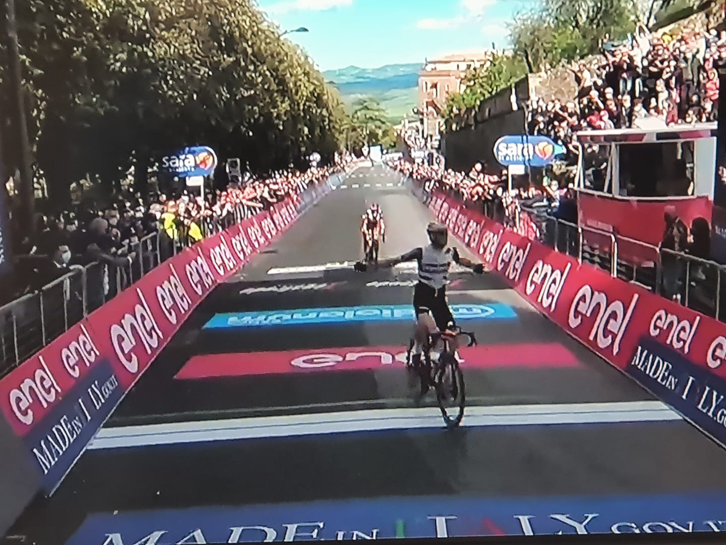 Giro d’Italia: Schmid vince a Montalcino, Bernal resta in rosa, Caruso ora è terzo