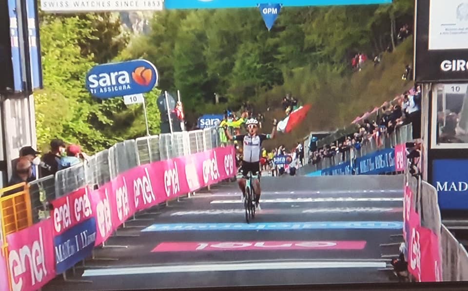Giro d’Italia: Yates vince la diciannovesima tappa, Bernal resta in rosa, Caruso resiste al secondo posto
