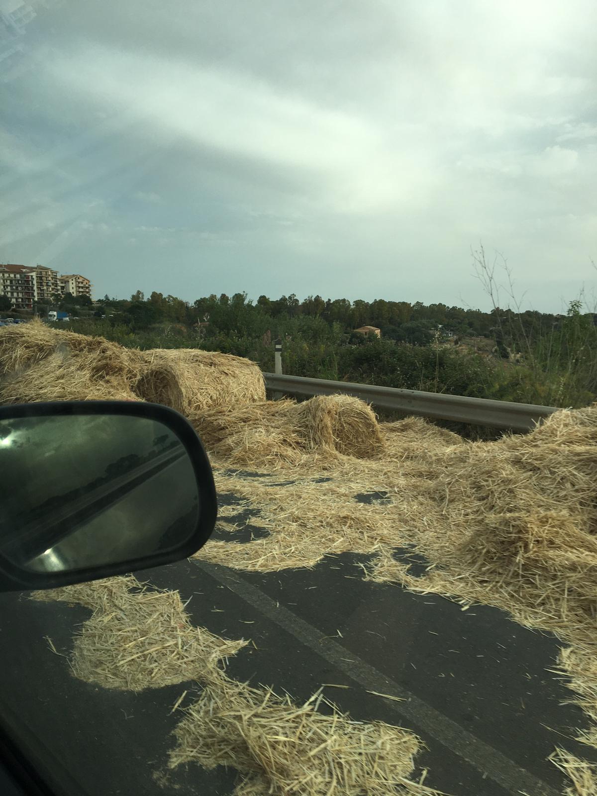 Attenzione: a Modica caduta “balle” anche sulla strada, e il traffico va in tilt