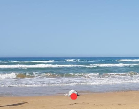 Passanti ritrovano cadavere sulla spiaggia di Arizza, è un siciliano che viveva in Francia