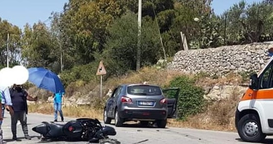 Grave incidente a Cava D’Aliga, scontro auto – moto, due feriti, necessario l’elisoccorso