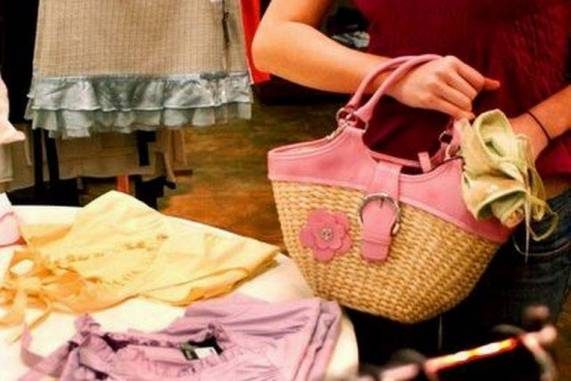 Donna ruba abbigliamento in un negozio di Ragusa, deferita all’Autorità Giudiziaria