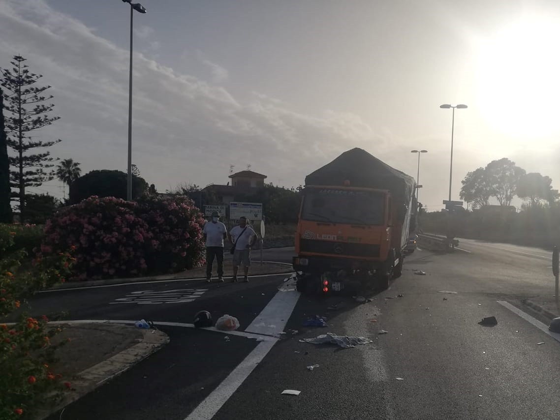 Grave incidente all’ingresso di Marina di Modica, motociclista trasferito in elisoccorso