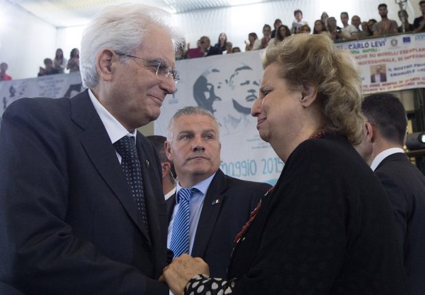 Lenzuoli bianchi per non dimenticare. Mattarella a Palermo per ricordare Falcone e le vittime della strage di Capaci