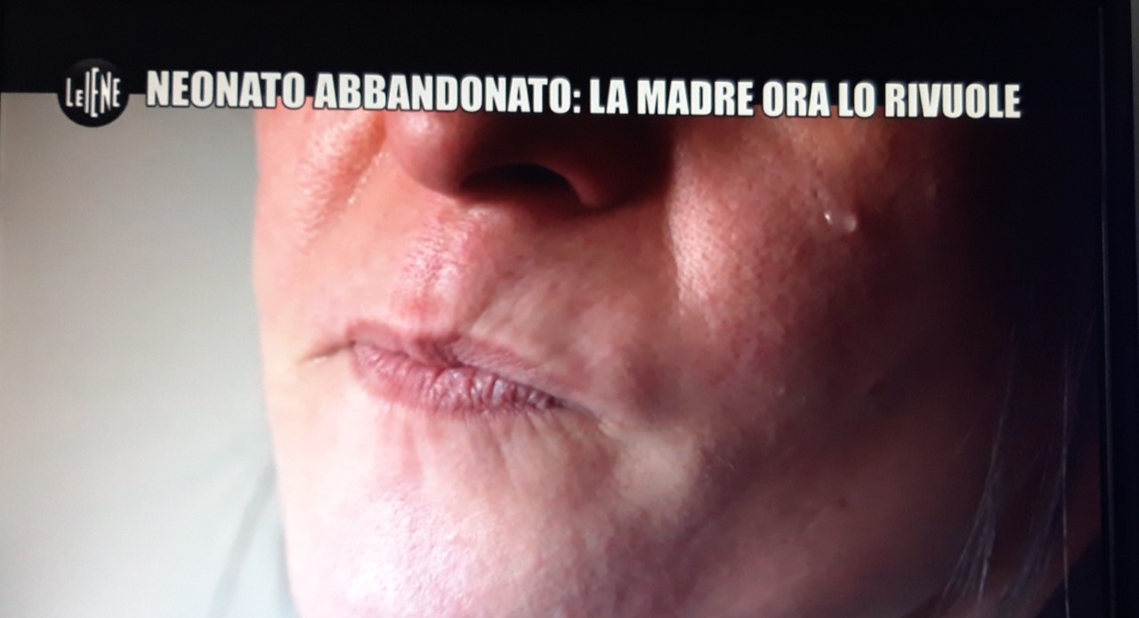 Sara rivuole il suo bambino, abbandonato su un marciapiede (per finta) a Ragusa