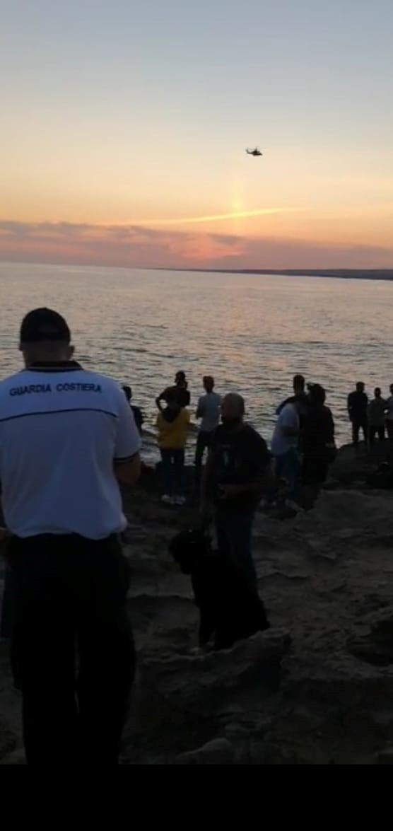 Tragedia a Cava D’Aliga, tunisino disperso in mare mentre fa il bagno con due amici