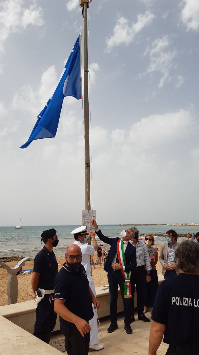 Marina di Ragusa: da oggi in Piazza Torre sventola ufficialmente la bandiera blu 2021
