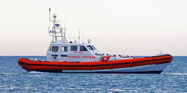 Quattro albanesi rischiano di annegare a Marina di Ragusa, salvati dalla Guardia Costiera