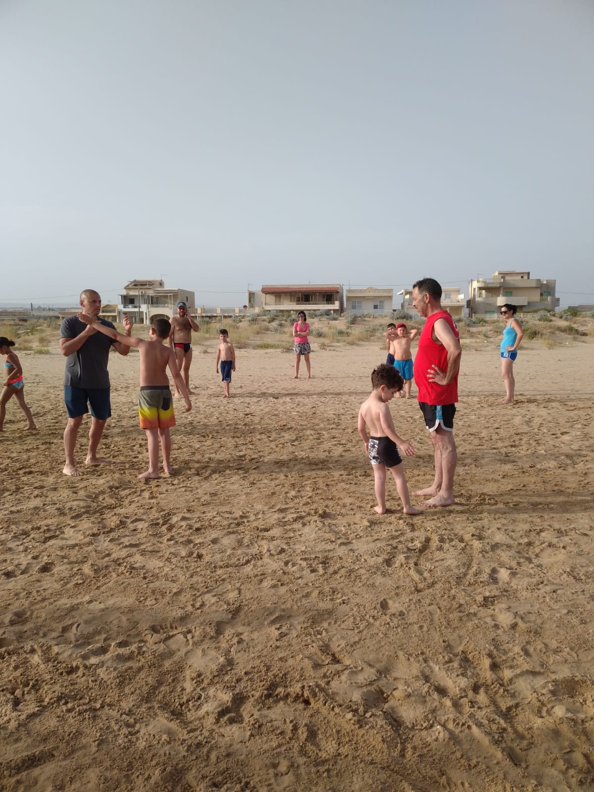 Karate in spiaggia a Scoglitti, con maestri e praticanti per una lezione con la spada giapponese