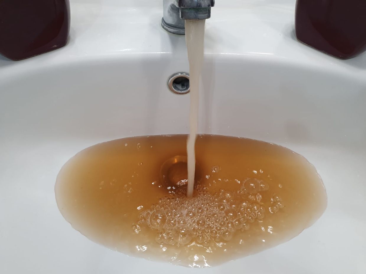Acqua marrone dai rubinetti di contrada San Giacomo, a Ragusa è emergenza idrica