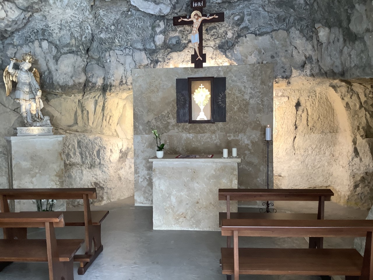 Adorazione eucaristica perpetua nella grotta di San Michele a Modica. Oggi incontro con i responsabili regionali