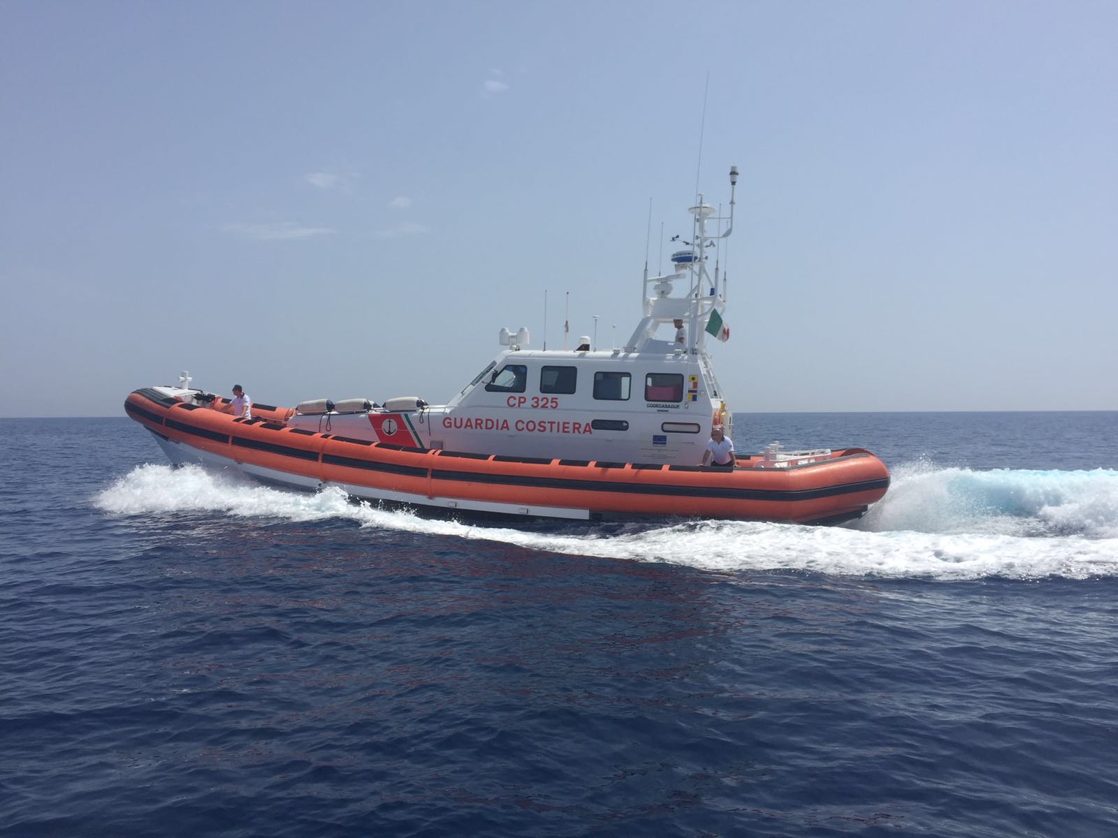 Marinaio camerunese colto da malore al largo di Pozzallo, soccorso dalla Guardia Costiera