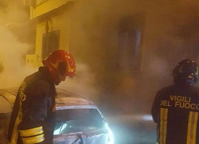 Autovettura in fiamme alle porte di Ispica: indagano i carabinieri