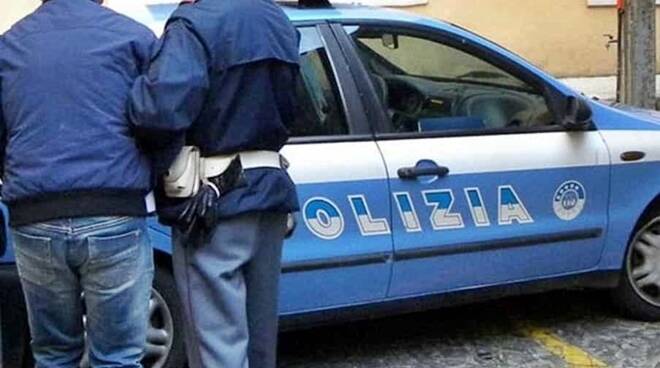 Servizio della Polizia a Vittoria: in 4 beccati mentre scaricavano 1.200 kg di guard rail