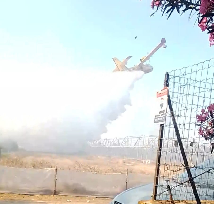 Ispica: incendio di vaste proporzioni tra Punta Ciriga e Ucca Marina, intervengono i canadair (Video)