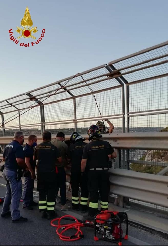 Modica: 40enne tenta di lanciarsi dal viadotto, salvata in extremis dai Vigili del Fuoco