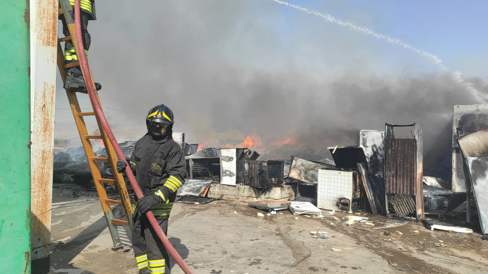 Comiso: incendio al centro rifiuti voluminosi, intervengono i Vigili del Fuoco